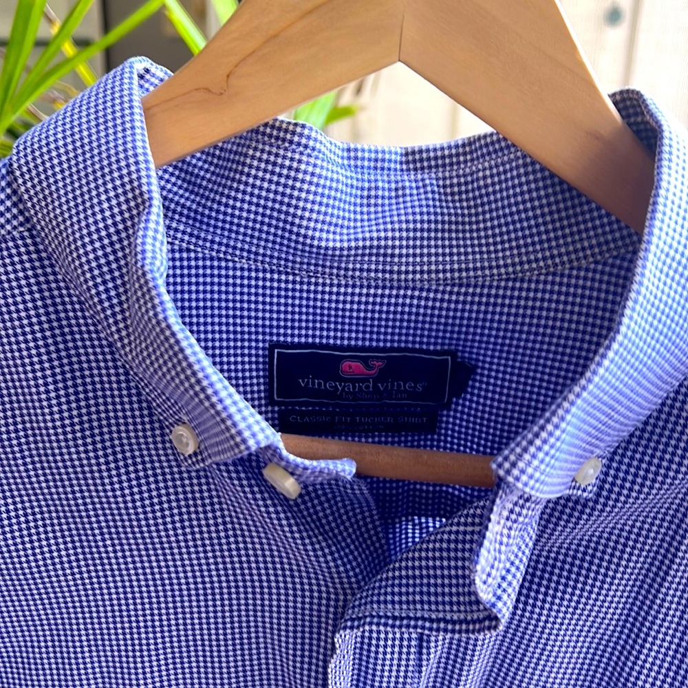 Barely worn Vineyard Vines houndstooth button down shirt. XL was too big for me